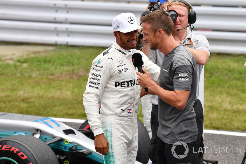 Poe sitter Lewis Hamilton, Mercedes AMG F1 and Jenson Button, in parc ferme