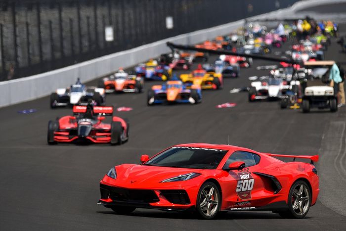 El pace car espera delante de la parrilla antes de la salida 