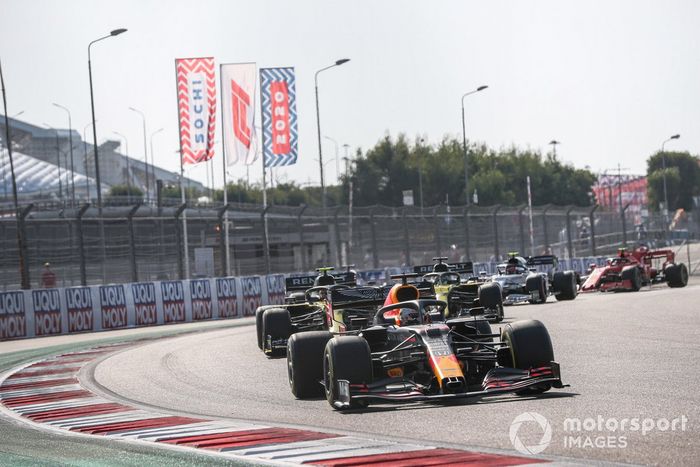 Max Verstappen, Red Bull Racing RB16, Esteban Ocon, Renault F1 Team R.S.20, Daniel Ricciardo, Renault F1 Team R.S.20