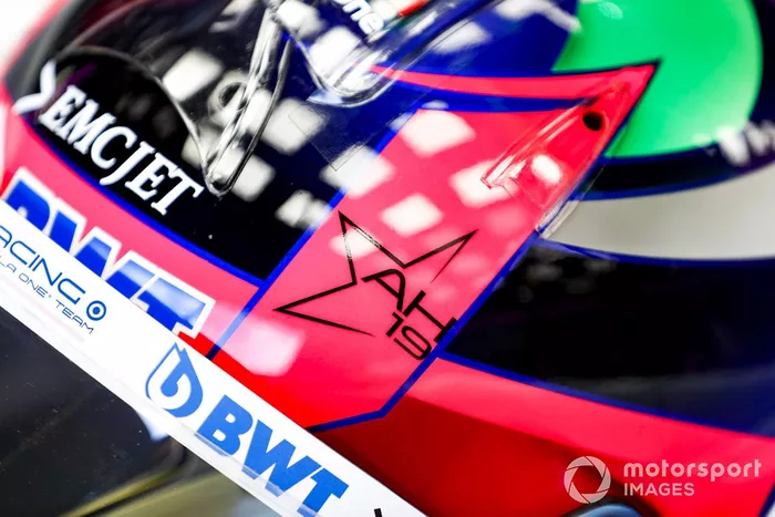 Un homenaje a Anthoine Hubert en el casco de Sergio Pérez, Racing Point
