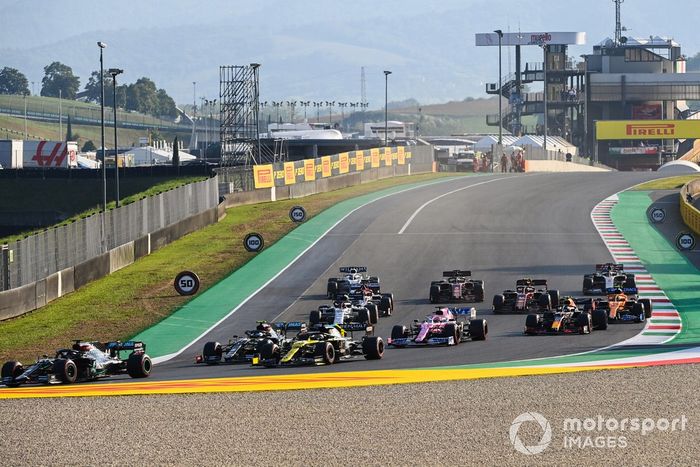 Lewis Hamilton, Mercedes F1 W11, Daniel Ricciardo, Renault F1 Team R.S.20, Valtteri Bottas, Mercedes F1 W11, Sergio Pérez, Racing Point RP20, Daniil Kvyat, AlphaTauri AT01, Alex Albon, Red Bull Racing RB16, en la segunda arrancada