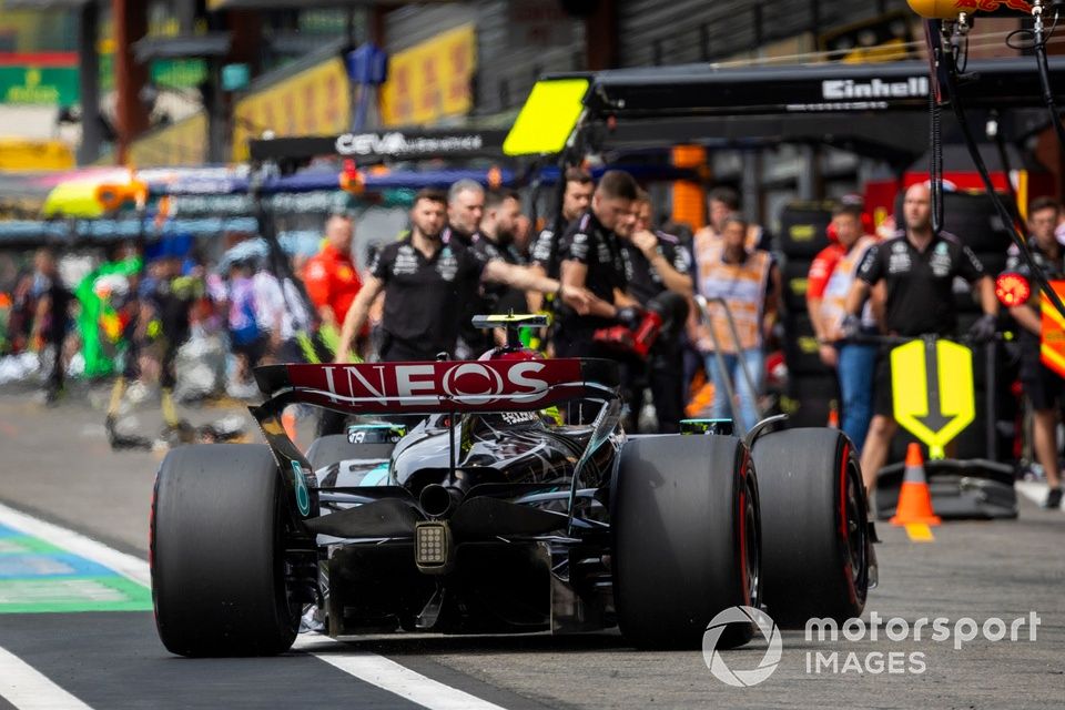 Lewis Hamilton, Mercedes F1 W15, w alei serwisowej