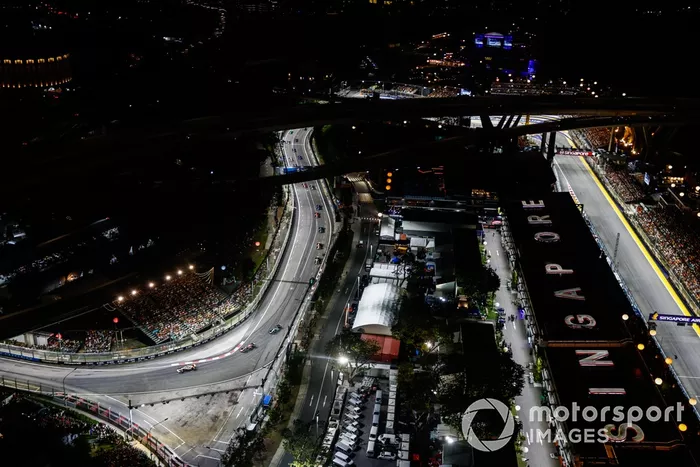 Lando Norris, McLaren MCL38, Max Verstappen, Red Bull Racing RB20, Lewis Hamilton, Mercedes F1 W15, el resto de la parrilla.