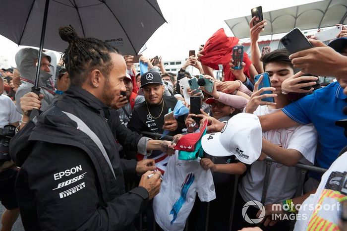 Lewis Hamilton, Mercedes AMG F1 firma un autógrafo para un aficionado 
