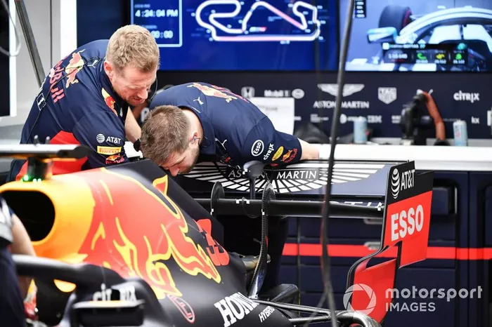 Red Bull los miembros del equipo inspeccionan la parte trasera del Red Bull Racing RB16 