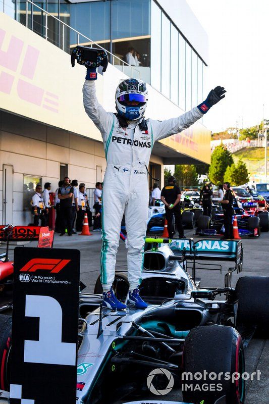 El ganador de la carrera Valtteri Bottas, Mercedes AMG F1 celebra en el Parc Ferme 