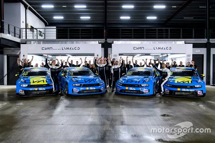 Il team Lynk & Co Cyan Racing festeggia il Mondiale