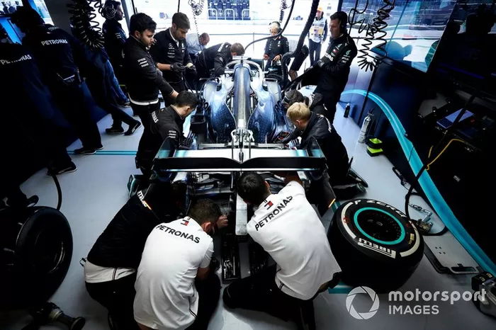 Meccanici al lavoro sull'auto di Lewis Hamilton, Mercedes AMG F1 W10