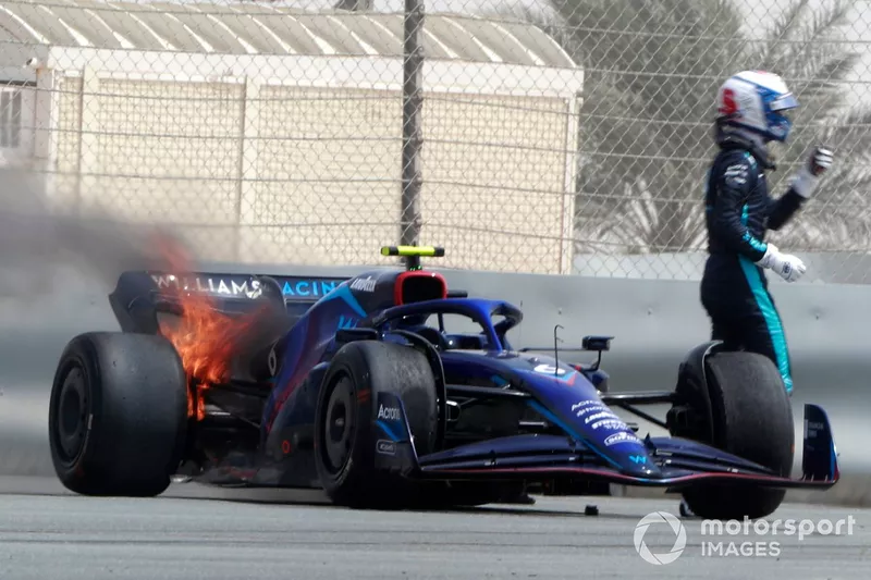 Nicholas Latifi, Williams FW44, si ferma a bordo pista a causa dell'incendio ai freni posteriori