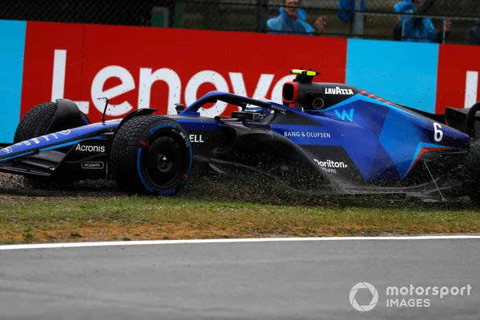 Nicholas Latifi, Williams FW44, en la grava