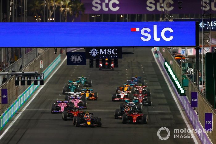 Arrancada Sergio Pérez, Red Bull Racing RB18, Charles Leclerc, Ferrari F1-75, Max Verstappen, Red Bull Racing RB18, Carlos Sainz Jr.