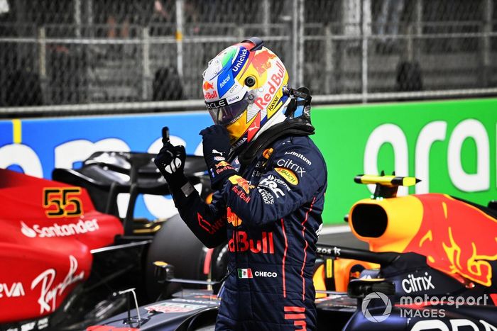 Ganador de la pole, Sergio Pérez, de Red Bull Racing, celebra tras la clasificación 