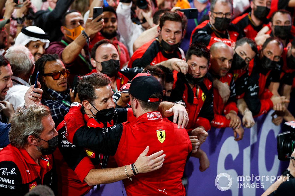 El equipo Ferrari celebra con Charles Leclerc su segunda plaza