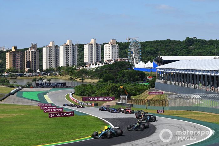 Fernando Alonso, Aston Martin AMR23, Lewis Hamilton, Mercedes F1 W14, George Russell, Mercedes F1 W14