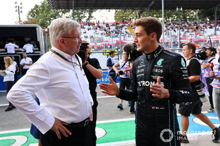 Ross Brawn, Director General de Motorsports, FOM, con George Russell, Mercedes AMG