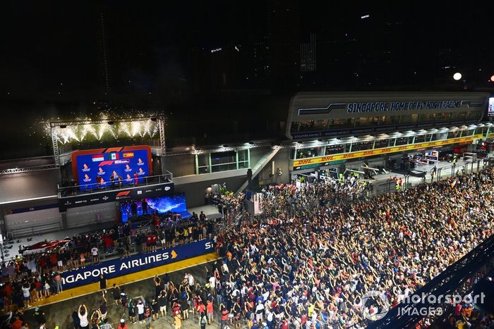 Podio: segundo lugar Charles Leclerc, Ferrari, ganador Sergio Pérez, Red Bull Racing, tercer lugar Carlos Sainz, Ferrari