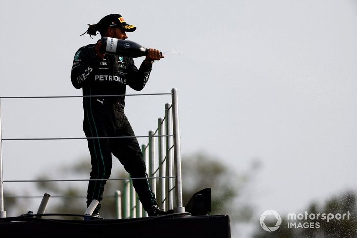 Podio: segundo lugar Lewis Hamilton, Mercedes AMG