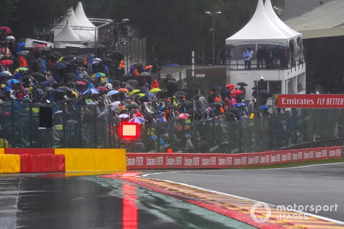 Las luces rojas anuncian suspensión de la carrera por lluvia