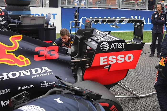 Max Verstappen, detalle del alerón trasero del Red Bull Racing RB15