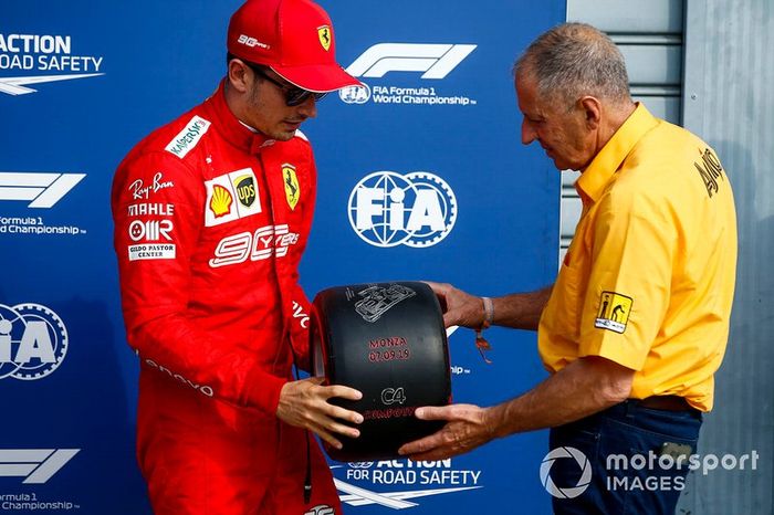 Jody Scheckter entrega el premio Pirelli Pole Position a Charles Leclerc, de Ferrari