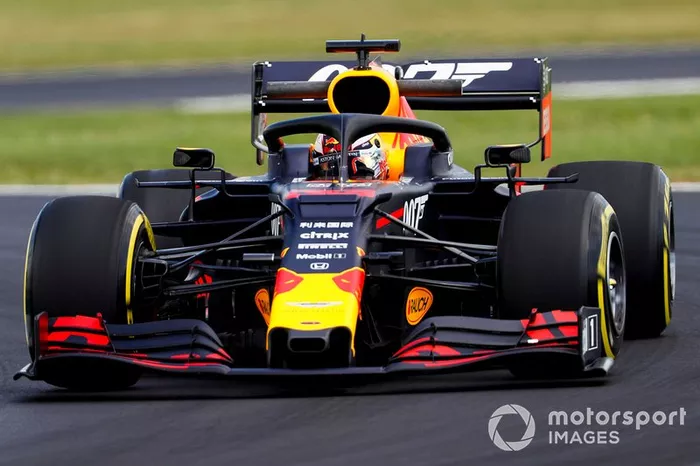 Verstappen es informado de la elección de neumáticos