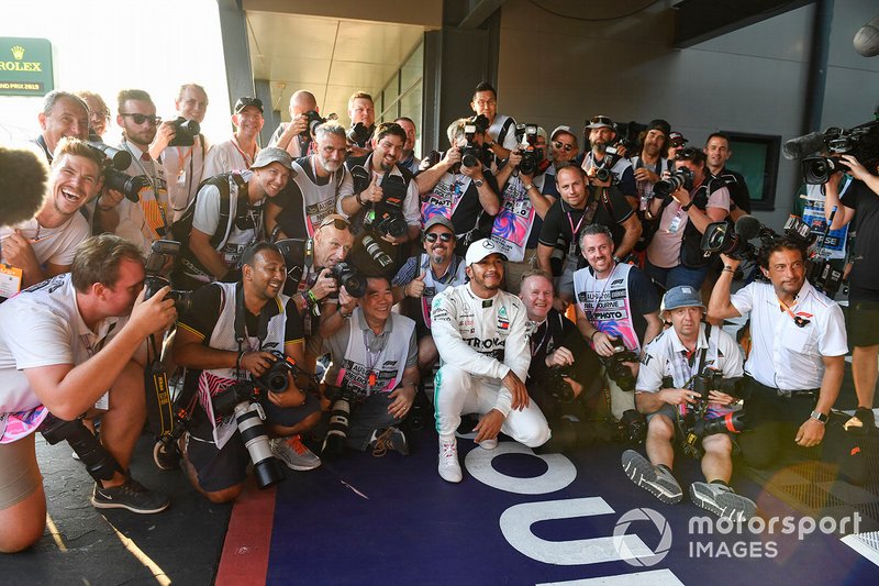 Pole Sitter Lewis Hamilton, Mercedes AMG F1, bersama para fotografer