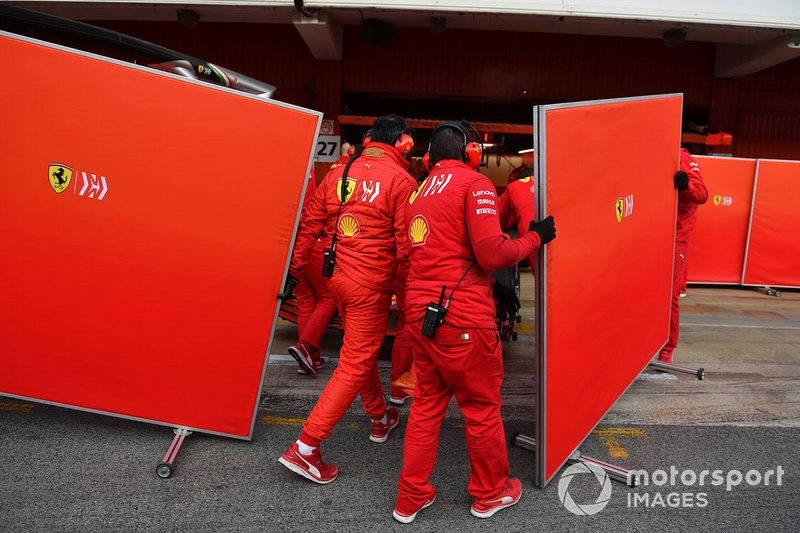 Meccanici Ferrari con dei paravento
