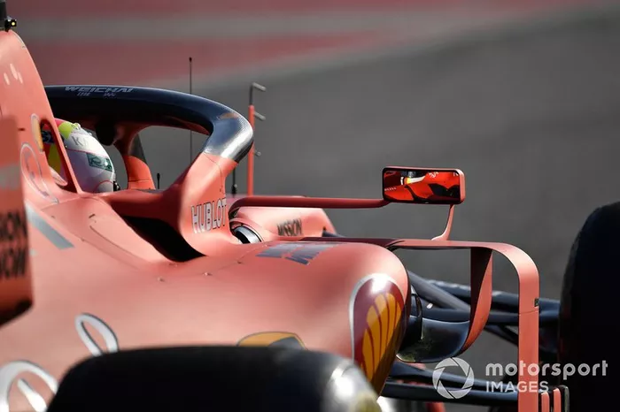 Il riflesso di Sebastian Vettel, Ferrari SF90 nello specchietto della sua monoposto