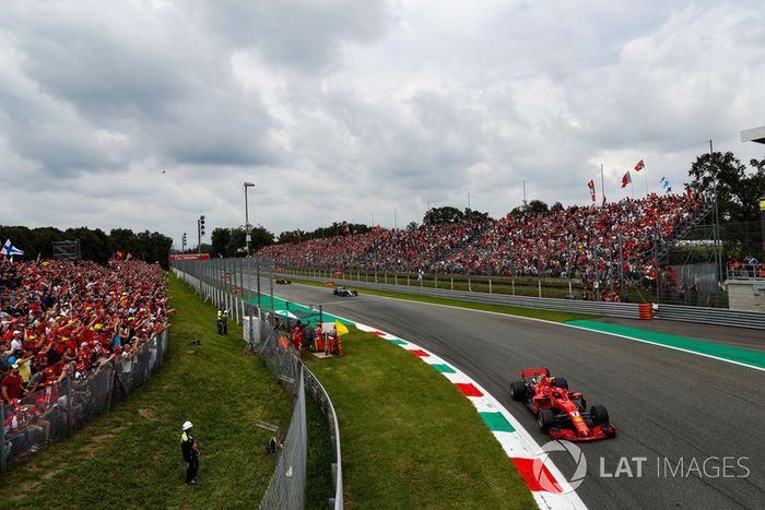 Kimi Raikkonen, Ferrari SF71H, lidera Lewis Hamilton, Mercedes AMG F1 W09 y Max Verstappen, Red Bull Racing RB14