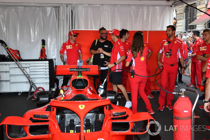 Гонщики Ferrari Себастьян Феттель и Кими Райкконен