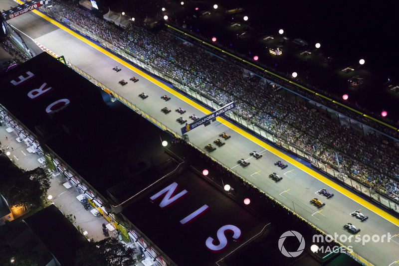 Lewis Hamilton, Mercedes AMG F1 W09 EQ Power+, Max Verstappen, Red Bull Racing RB14, and Sebastian Vettel, Ferrari SF71H, lead the field away at the start of the race