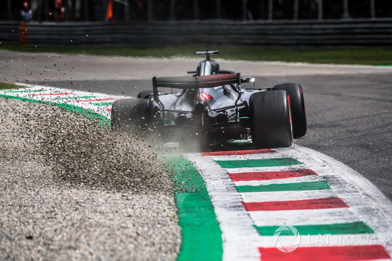 Lewis Hamilton, Mercedes AMG F1 W09 kicks up the gravel 