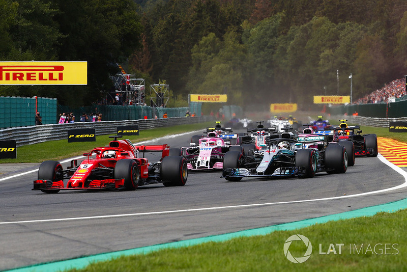 Sebastian Vettel, Ferrari SF71H, por delante de Lewis Hamilton, Mercedes AMG F1 W09, Esteban Ocon, Racing Point Force India VJM11, and Sergio Perez, Racing Point Force India VJM11, en la primera vuelta