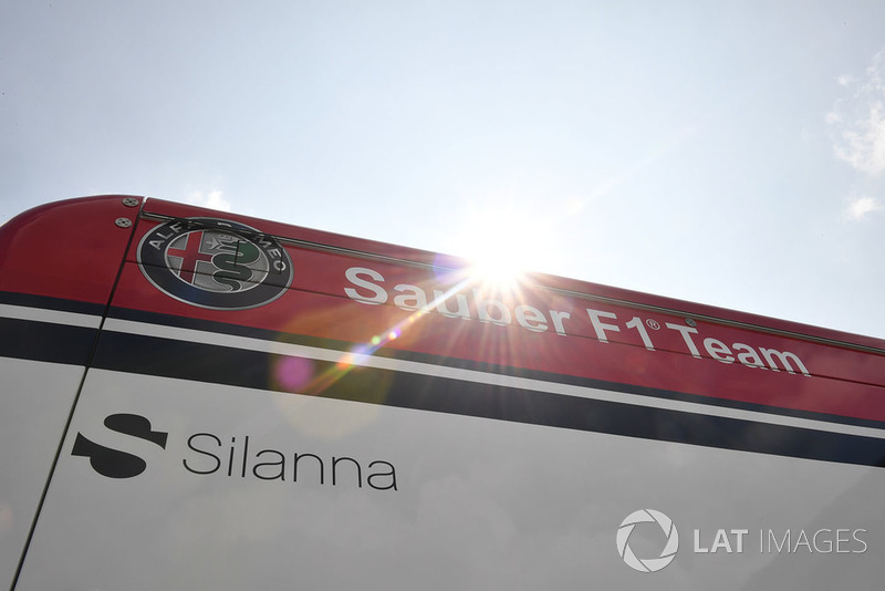 Le logo Sauber sur un camion de l'équipe