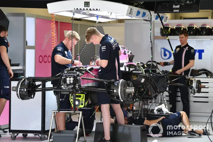 Racing Point Force India VJM11 en el garaje