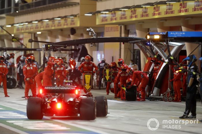 Carlos Sainz Jr., Ferrari SF21, pit stop