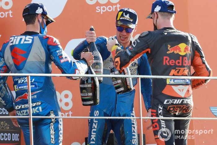 El ganador de la carrera Joan Mir, el equipo Suzuki MotoGP, segundo lugar Alex Rins, el equipo Suzuki MotoGP, tercer lugar Pol Espargaro, Red Bull KTM Factory Racing