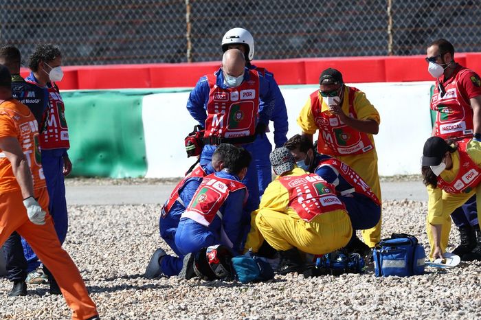 Comisarios y el equipo médico atienden a  Jorge Martin, Pramac Racing tras su caída en Portimao