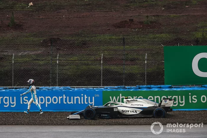 Nicholas Latifi, Williams Racing, se aleja de su coche después de quedar varado durante la calificación