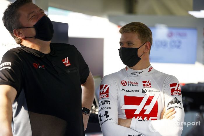 Mick Schumacher ajustando su asiento de Haas F1 