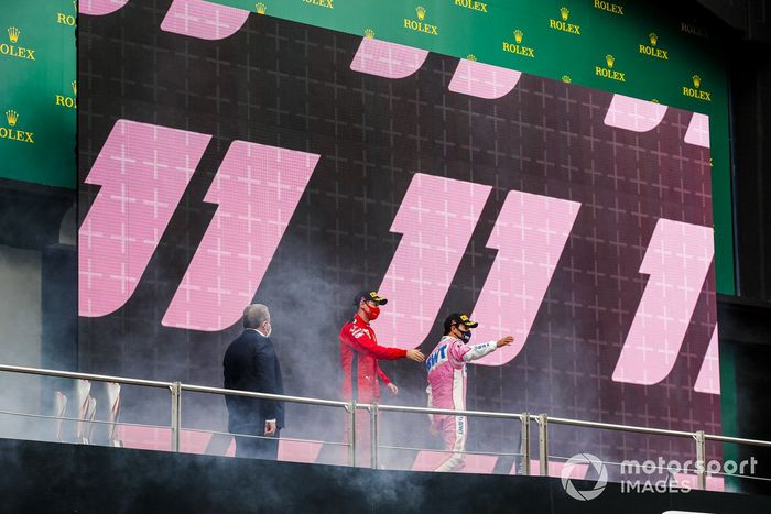 Podio: segundo lugar Sergio Pérez, Racing Point, y tercer lugar Sebastián Vettel, Ferrari