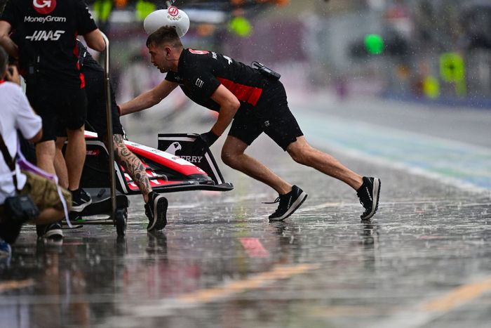 Kevin Magnussen, Haas VF-23, vuelve al garaje