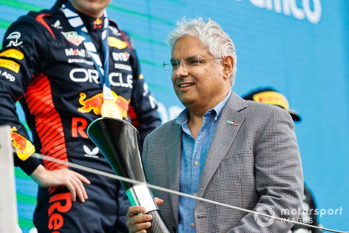 Mohammed Qahtani, Presidente de Downstream, Aramco, entrega un trofeo en el podio