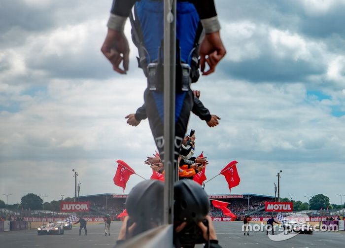 Los ganadores #8 Toyota Gazoo Racing Toyota TS050: Sébastien Buemi, Kazuki Nakajima, Fernando Alonso