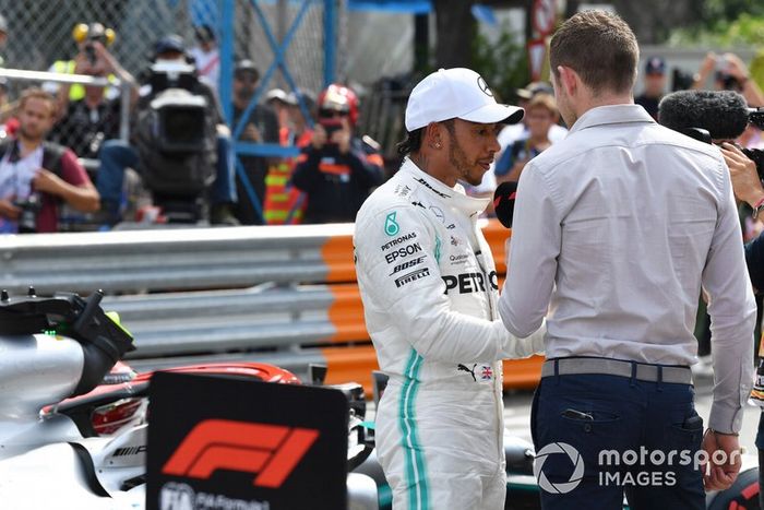 Lewis Hamilton, Mercedes AMG F1, es entrevistado por Paul di Resta, Sky Sports F1, después de conseguir la pole