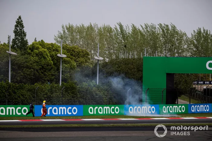 Les maréchaux se précipitent pour éteindre le feu sur l'herbe