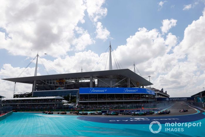 Max Verstappen, Red Bull Racing RB20, Charles Leclerc, Ferrari SF-24, Carlos Sainz, Ferrari SF-24, Sergio Pérez, Red Bull Racing RB20, el resto de la parrilla en la salida.