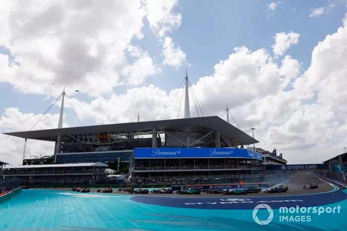 Max Verstappen, Red Bull Racing RB20, Charles Leclerc, Ferrari SF-24, Carlos Sainz, Ferrari SF-24, Sergio Pérez, Red Bull Racing RB20, el resto de la parrilla en la salida.