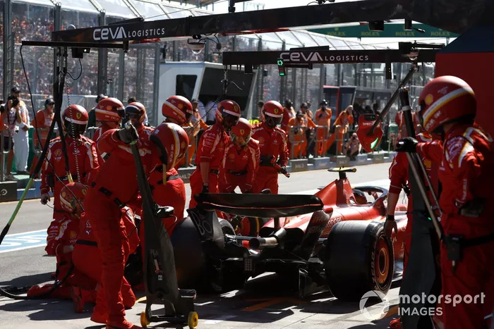 Carlos Sainz, Ferrari SF-24, hace una parada en boxes