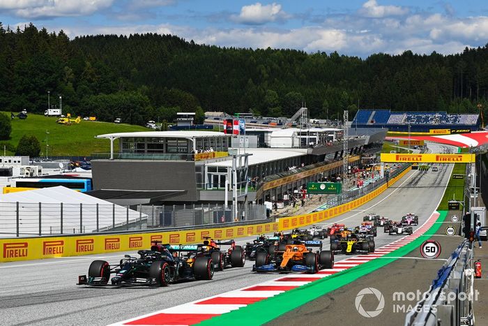 Lewis Hamilton, Mercedes F1 W11 EQ Performance, Max Verstappen, Red Bull Racing RB16, Carlos Sainz Jr., McLaren MCL35 Valtteri Bottas, Mercedes F1 W11 EQ Performance al inicio